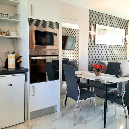 Apartment Centrally Located Close To The Ocean. Arona (Tenerife)